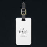 Etiqueta Para Maletas Simple Black White Mrs Apellido Novia<br><div class="desc">Simple etiqueta para el equipaje con "Mrs." en un guión elegante junto con su apellido en negro sobre fondo blanco. Esta moderna etiqueta para el equipaje es el regalo perfecto para una novia recién casada por su luna de miel.</div>