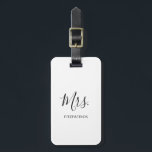 Etiqueta Para Maletas Simple Black White Mrs Apellido Novia<br><div class="desc">Simple etiqueta para el equipaje con "Mrs." en un guión elegante junto con su apellido en negro sobre fondo blanco. Esta moderna etiqueta para el equipaje es el regalo perfecto para una novia recién casada por su luna de miel.</div>