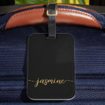 Etiqueta Para Maletas Simple Monograma de Nombre de Mujer en Dorado y Ne<br><div class="desc">Etiqueta personalizada para maleta con monograma de nombre en dorado y negro, con un diseño femenino y minimalista. Este diseño presenta su primer nombre en un estilo de letra a mano con cola de cisne en tipografía dorada sobre fondo negro. Fácil de personalizar. Regalo femenino elegante para boda, ducha de...</div>