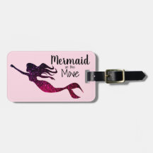 Sirena púrpura femenina en el movimiento el |