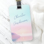 Etiqueta Para Maletas Suave amanecer pastel con nombre de guión de pájar<br><div class="desc">Etiqueta portaequipajes con tu nombre en un guión de estilo manuscrito sobre un suave amanecer de color pastel con acantilados y dos pájaros en la parte delantera. Añade tu información de contacto en la parte posterior.</div>