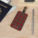 Etiqueta Para Maletas Tartán de Stewart Rústico Rojo y Verde<br><div class="desc">Un accesorio elegante y práctico diseñado para el viajero moderno. Esta etiqueta combina a la perfección la moda y la función, convirtiéndola en la compañera de viaje perfecta para aquellos que aprecian tanto la estética como la utilidad. El distintivo patrón de manto no sólo añade un toque de sofisticación eterna...</div>