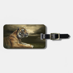 Etiqueta Para Maletas Tigre mirando y sentado bajo un cielo dramático