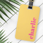 Etiqueta Para Maletas Tipografía moderna amarilla y rosa caliente<br><div class="desc">Etiqueta moderna y mínima para el equipaje con tu nombre personalizado o texto alineado verticalmente a la derecha en un fondo amarillo.</div>