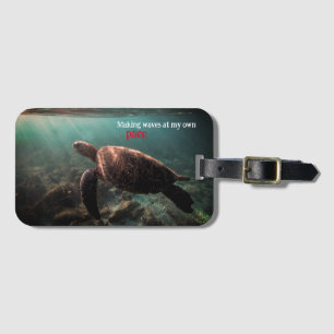 Etiqueta Para Maletas Tortuga marina verde nadando bajo el agua