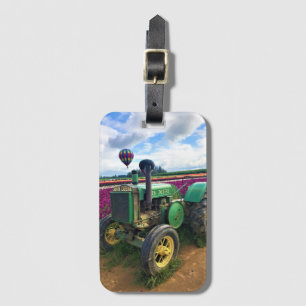 Etiqueta Para Maletas Tractor verde en campo de tulipanes, Oregón