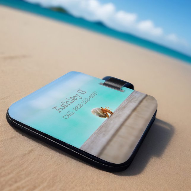 Etiqueta Para Maletas Tranquilo Hermit Crab Beach Travel Aqua Seashell (Tropical hermit crab in white sea shell personalized luggage tag aqua ocean water & weathered wood)