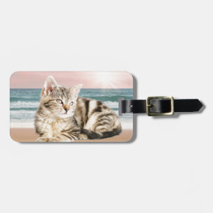 Etiqueta Para Maletas Un gato atigrado más lindo sentado en la playa con