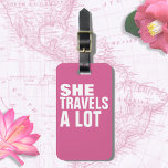 Etiqueta Para Maletas Viaja mucho, rosa<br><div class="desc">Diseño de tipografía divertida y femenina con el negrita blanco "ELLA VIAJA MUCHO" en una etiqueta rosada, y con información adicional en la parte de atrás... para una mujer que siempre viaja. Una etiqueta para el equipaje con su nombre es importante por varias razones prácticas cuando se viaja. En primer...</div>