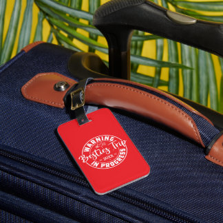Etiqueta Para Maletas Viaje de advertencia en blanco sobre rojo en progr