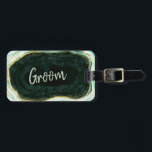 Etiqueta Para Maletas Viaje de Marble Groom de Marble Verde y Oro verde<br><div class="desc">Geode de mármol verde y oro verde azulado, con acentos de Relieve metalizado dorado espumoso, y fuente de escritura moderna de moda. El verde azulado aspecto verde, esmeralda y de piedra blanca es lujoso y moderno para su boda - Etiquetas de equipaje Groom Honeymoon personalizadas! ~ Revisa mi tienda para...</div>