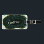 Etiqueta Para Maletas Viaje de Marble Groom de Marble Verde y Oro verde<br><div class="desc">Geode de mármol verde y oro verde azulado, con acentos de Relieve metalizado dorado espumoso, y fuente de escritura moderna de moda. El verde azulado aspecto verde, esmeralda y de piedra blanca es lujoso y moderno para su boda - Etiquetas de equipaje Groom Honeymoon personalizadas! ~ Revisa mi tienda para...</div>