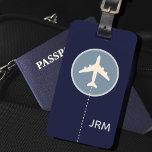 Etiqueta Para Maletas Viaje personalizado en avión azul de la marina<br><div class="desc">Un elemento elegante con la imagen gráfica de un avión blanco en círculo, sobre fondo azul marino (color personalizado) personalizado con sus iniciales... para identificar sus pertenencias. Una etiqueta para el equipaje con su nombre es importante por varias razones prácticas cuando se viaja. En primer lugar, sirve como una manera...</div>