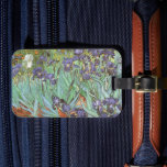 Etiqueta Para Maletas Vincent van Gogh - Irises<br><div class="desc">Irises (1889) de Van Gogh es una pintura vintage post impresionsionismo de arte fino de naturaleza floral. Un grupo de iris morados con barba y una sola flor blanca de iris que crece en un jardín. Fue una de sus primeras pinturas cuando estuvo en el asilo en Saint-Remy-de-Provence. En 1987...</div>