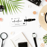 Etiqueta Para Maletas Y Así La Aventura Comienza En Blanco Y Negro<br><div class="desc">Celebra el comienzo de tu viaje junto con nuestra etiqueta de equipaje en blanco y negro "And So The Adventure Begins". Estas etiquetas de equipajes de diseño minimalista son perfectas para los bodas o las duchas de novias, sobre todo si estás siguiendo un tema de luna de miel. Con un...</div>