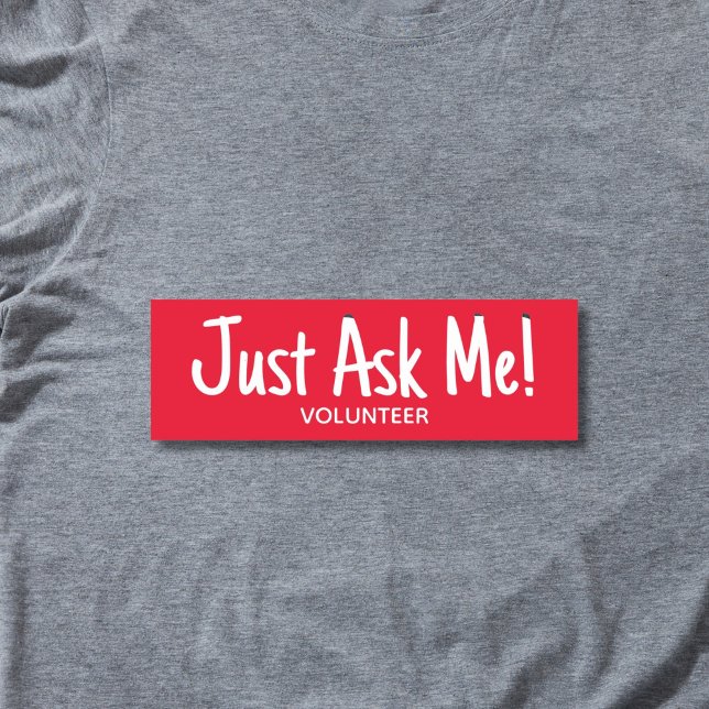 Etiqueta Para Nombres Pregúntame a un voluntario rojo (Red and white "just ask me" volunteer name tag badge.)