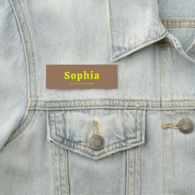 Etiqueta Para Nombres Retro Bold Serif Simple Marrón Amarillo (In situ)