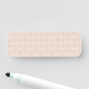 Etiqueta Para Nombres un diseño de cuadros beige y blanco sobre una cama