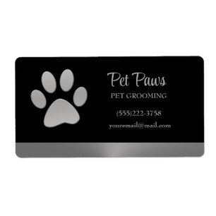 Etiqueta Paw de perro plateado sobre el Mascota negro Groom
