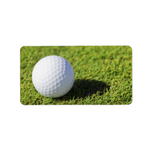 Etiqueta Pelota de golf en el curso de la hierba verde -