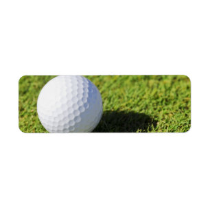 Etiqueta Pelota de golf en el curso de la hierba verde -
