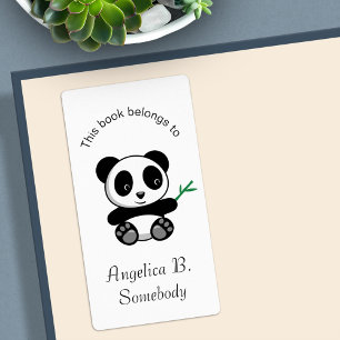 Etiqueta Pequeño Panda lindo con placa de palo de bambú