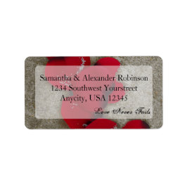 Etiqueta Pétalos de rosa rojo en la boda de la playa de are