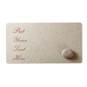 Etiqueta Piedra beige en fondo de la arena