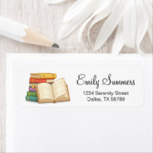 Pila de libros y libro abierto