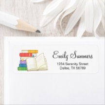 Pila de libros y libro abierto