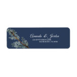 Etiqueta Pine Blue Winter Wedding Return Address Label<br><div class="desc">This Pine Blue Winter wedding return address label combines a classy, formal dusty blue background with elegant, evergreen pine tree boughs for a classic, yet rustic look. The botanical greenery foliage with calligraphy type creates a nature focused, neutral vibe for a Christmas or forest destination marriage celebration mailing. The simplicity...</div>