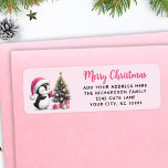 Etiqueta Pink Merry Christmas Cute Penguin Elegant Moderno<br><div class="desc">Estos únicos Navidades rosados devuelven las etiquetas de la dirección incluyen el "Feliz Navidad" que dice en letras casuales y un pingüino lindo en un sombrero rosa de Santa que decora el árbol de Navidad. La plantilla facilita el escribir la dirección antes de realizar el pedido.</div>