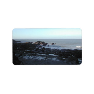 Etiqueta Playa rocosa. Vista costera escénica