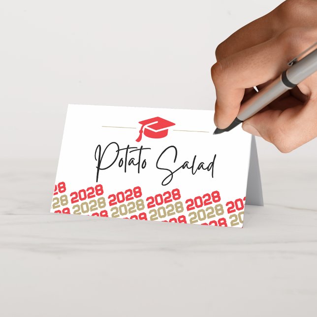 Etiqueta plegable de tapón rojo y dorado, o (Red & Gold Graduation Cap Year Folding Food or Place Cards)