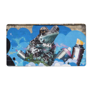 Etiqueta Rana Guay entre graffitis en latas de aerosol