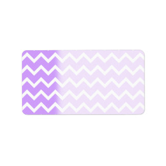 Etiqueta Rayas zigzag moradas y blancas.