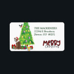 Etiqueta Red Aussie Dog Christmas Tree Return Address<br><div class="desc">En estas etiquetas de la dirección de retorno hay una imagen de un perro pastor australiano rojo que lleva un sombrero de Papá Noel rojo y blanco. El perro se sienta entre paquetes de regalo envueltos de colores junto a un árbol de Navidad decorado. Un pájaro bullfinch está aterrizando en...</div>