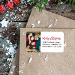Etiqueta Red Merry Christmas Modern Typography retorne foto<br><div class="desc">Añada un toque personal y único a sus vacaciones y la correspondencia de los Navidades con nuestra moderna y elegante etiqueta de devolución "Feliz Navidad" en tipografía de firma roja profunda y una foto vertical de retrato</div>