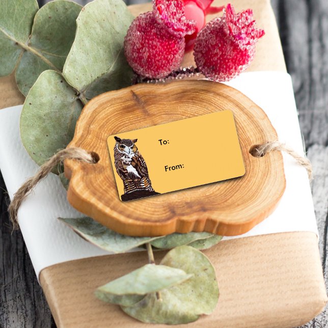 Etiqueta Regal Brown Owl Gift (Majestic brown owl sitting on tree stump on golden yellow gift tab label.)