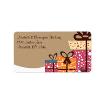 Regalos coloridos en dirección de invierno de niev