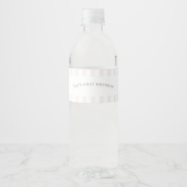 Etiqueta rosada de botella de agua de color blanco