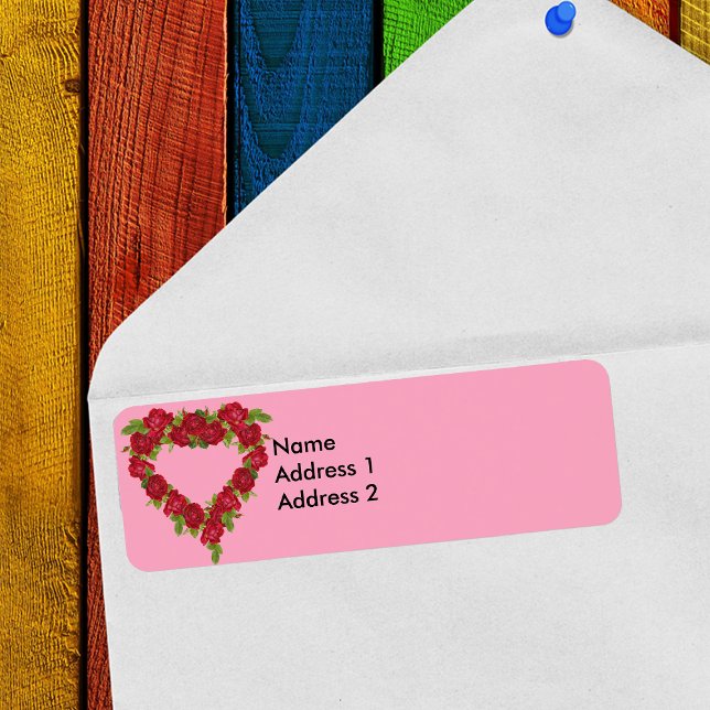 Etiqueta Rosas rojas de corazón (Pretty heart shaped wreath of red roses on pink return address labels.)