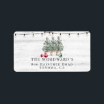 Etiqueta Rustic Christmas Trees dirección de las cadenas de<br><div class="desc">Una moderna y rústica acuarela de celebración Navidades vacaciones etiqueta de regresos,  con luces de cuerdas festivas,  árboles de Navidad y adornos en un fondo de madera.</div>
