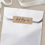 Etiqueta Rustic Faux Kraft Mejor Día de Boda Favor<br><div class="desc">Esta elegante etiqueta de favores de boda rústica incluye las palabras "mejor día de la historia" en escritura gris oscuro contra un fondo de patrón de kraft como fondo. Es genial para etiquetar tus regalos de favor de boda. Es fácil de personalizar; basta con reemplazar el texto del marcador de...</div>