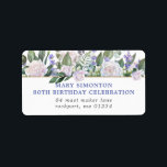 Etiqueta Rustic Floral 80th Birthday Party Return Address<br><div class="desc">Etiqueta botánica floral muy bonito azul y blanco para la celebración de su fiesta de cumpleaños número 80. Las rosas blancas y las flores azules pequeñas se esconden en unas hojas verdes profundas. Una descripción del fiesta está en azul, la dirección está en gris oscuro. Este artículo forma parte de...</div>