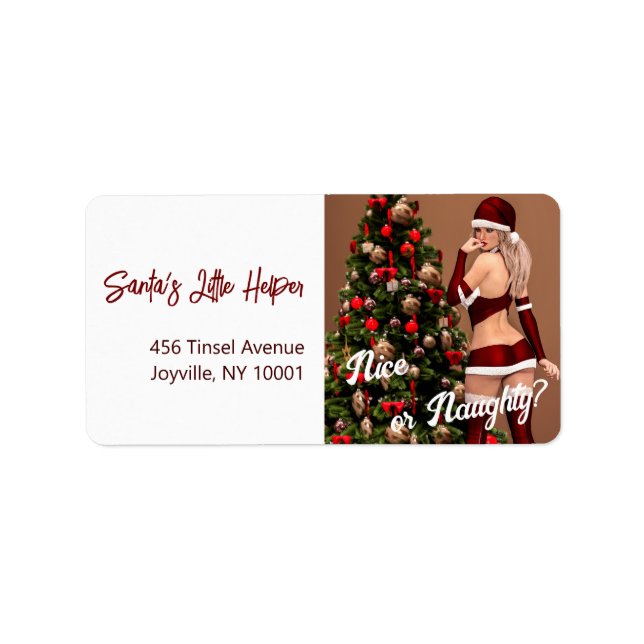 Etiqueta Sexy Santa Chica cerca del árbol de Navidad (Frente)