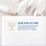 Etiqueta Simple 7 Candle Menorah Gold & Blue Return Address<br><div class="desc">Añada el toque de acabado perfecto a las tarjetas, invitaciones y demás correspondencia con estas elegantes etiquetas de devolución en blanco, oro y azul. El oro es de color impreso no metálico, no Relieve metalizado. Todo el texto se puede personalizar fácilmente con cualquier saludo, nombre y dirección. El diseño presenta...</div>
