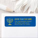 Etiqueta Simple 7 Candle Menorah Gold & Blue Return Address<br><div class="desc">Añada el toque de acabado perfecto a las tarjetas, invitaciones y demás correspondencia con estas elegantes etiquetas de retorno en azul y oro. El oro es de color impreso no metálico, no Relieve metalizado. Todo el texto se puede personalizar fácilmente con cualquier saludo, nombre y dirección. El diseño presenta una...</div>