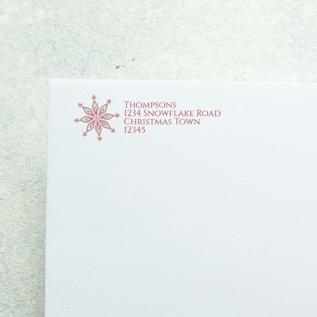 Etiqueta Simple Mando Rústico De Copos De Nieve En Invierno (Red and green Christmas snowflake return address label with festive holiday typography.)