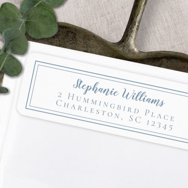 Etiqueta Simple RSVP de boda azul polvoriento y blanco (Simple Wedding RSVP Dusty Blue and White Label)